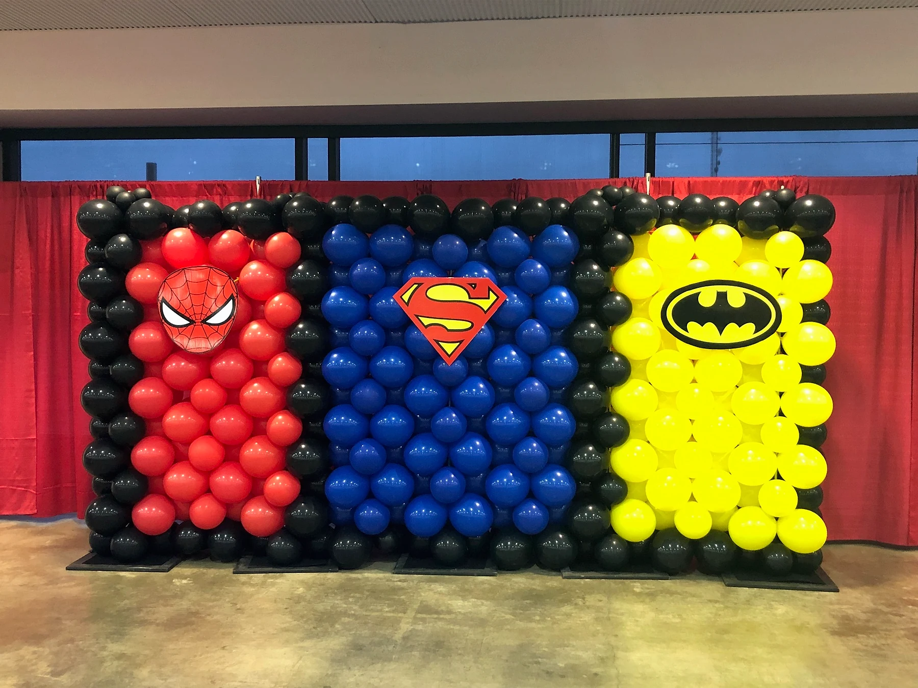 Superhero balloon wall with Spider-Man, Superman and Batman designs