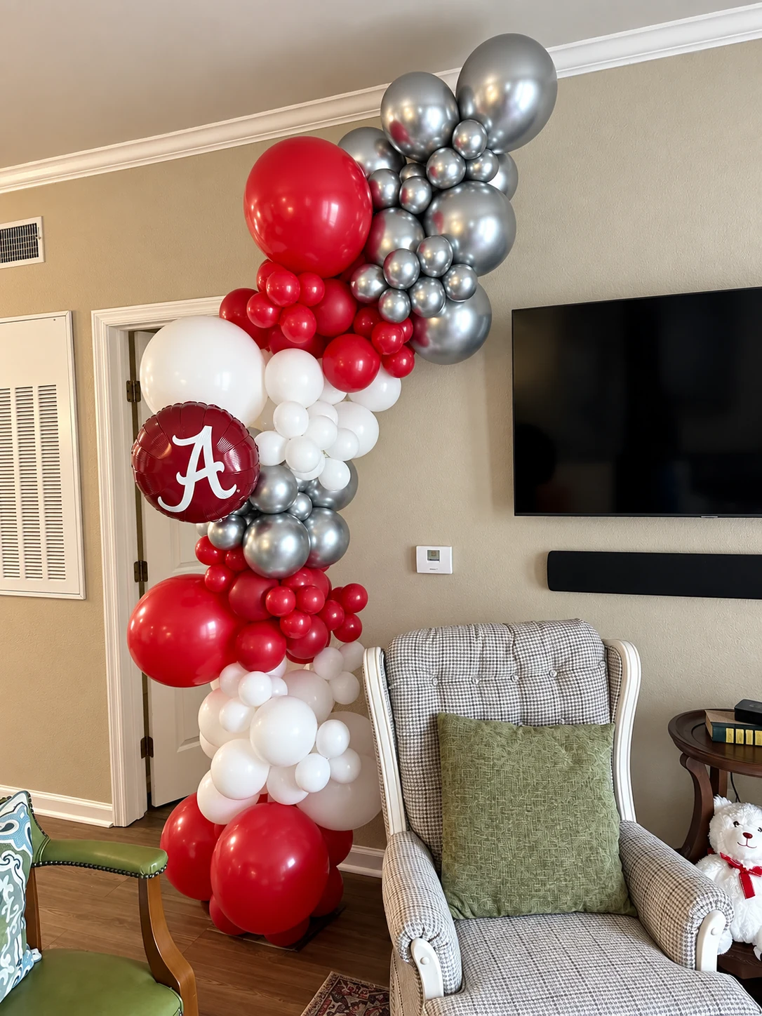 Crimson, white and silver Alabama balloon statement column