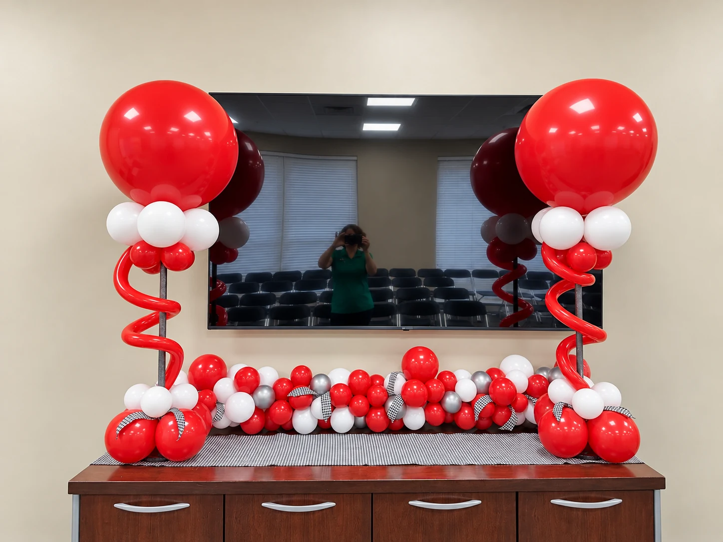 Crimson and white tabletop balloon garland with large balloon columns